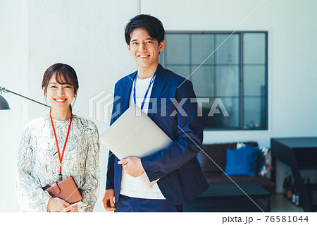 オフィスカジュアルの男女 オフィスカジュアルの男女 76581044