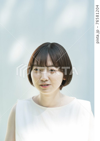 屋外での女性ポートレート(春夏イメージ) 屋外での女性ポートレート(春夏イメージ) 76581204
