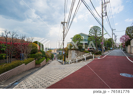 東京散歩、東京都、世田谷区、世田谷区岡本3丁目、斜め45度に立つガードレール 東京散歩、東京都、世田谷区、世田谷区岡本3丁目、斜め45度に立つガードレール 76581776