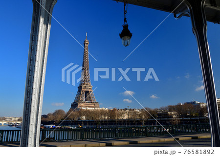 フランス パリ ビルアケム橋から見たエッフェル塔の写真素材