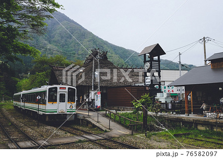 湯野上温泉駅に停車する電車 76582097