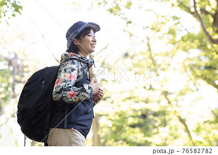 新緑の森でハイキングを楽しむ女性 新緑の森でハイキングを楽しむ女性 76582782