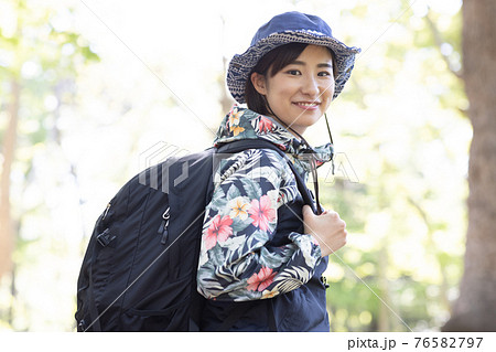 新緑の森でハイキングを楽しむ女性 新緑の森でハイキングを楽しむ女性 76582797