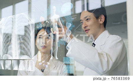 画面を見る白衣の男女　電子カルテ　メドテック 76583369