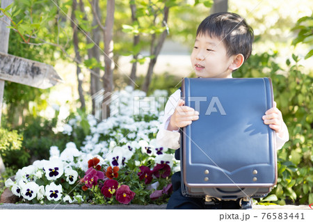 小学校に入学する男の子 小学校に入学する男の子 76583441