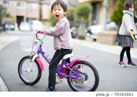 家の前で遊ぶ子供の写真素材