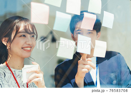 企画を考える男女のビジネスシーン　　 76583708