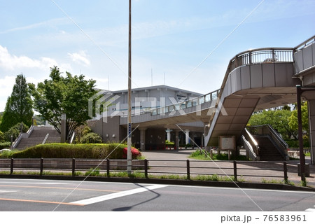 神奈川県藤沢市　藤沢市民会館と新緑と歩道橋と国道467号線 76583961