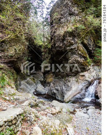 美しい春の北秋川の景色 神戸岩の渓谷 美しい春の北秋川の景色 神戸岩の渓谷 76584384