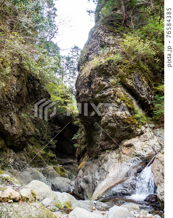 美しい春の北秋川の景色 神戸岩の渓谷 美しい春の北秋川の景色 神戸岩の渓谷 76584385