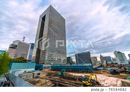 日本の東京都市景観 買収提案に揺れる東芝(浜松町ビルディング)などを望む(上空に暗雲) 日本の東京都市景観 買収提案に揺れる東芝(浜松町ビルディング)などを望む(上空に暗雲) 76584682
