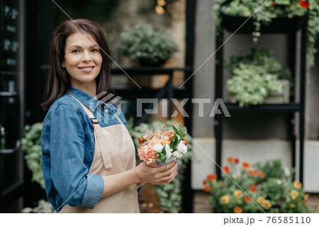 Sale of plants and bouquets in studio, small business and online ordering for client 76585110