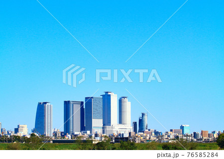 名古屋市、庄内川河川敷から見た名古屋駅前超高層ビル群とその周辺の風景 76585284
