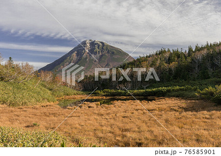 知床の秘境羅臼湖二の沼より羅臼岳を望む 76585901
