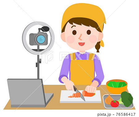 料理教室をオンラインで教える女性 イラストのイラスト素材