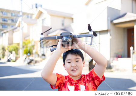 ドローンを持って遊ぶ男の子 ドローンを持って遊ぶ男の子 76587490