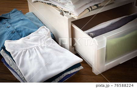 初夏の衣替え　収納　整理整頓　片付け　半袖への衣替え　夏服　衣類ケース　衣装ケース 76588224