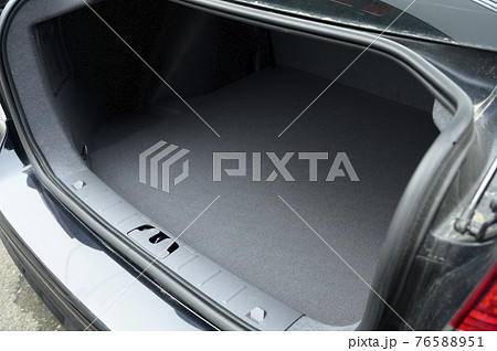 セダンのトランク 76588951