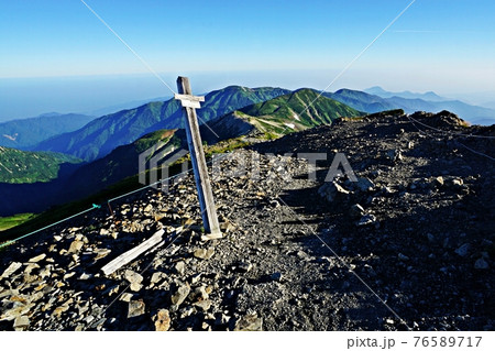 早朝の白馬岳山頂　小蓮華岳に続く稜線と道標 76589717