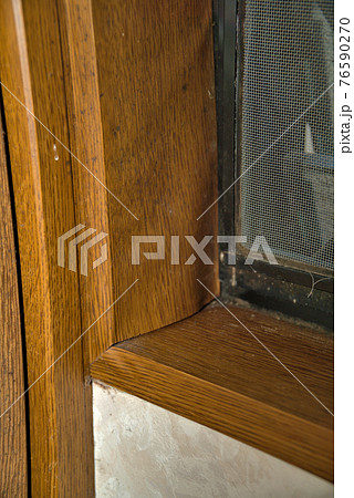湿気で浮いてしまった窓枠の表面とカビの生えた桟の写真素材 湿気で浮いてしまった窓枠の表面とカビの生えた桟の写真素材