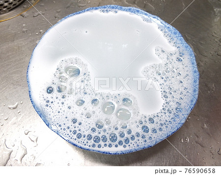 食べ終わった食器を食器用洗剤を垂らした水につける 76590658