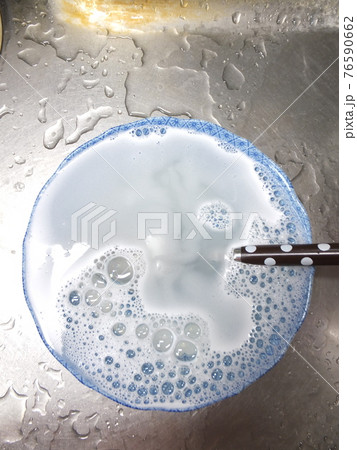 食べ終わった食器を食器用洗剤を垂らした水につける 76590662