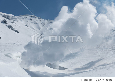 大雪山　青空と噴気と旭岳 76591040