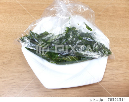 カットして冷凍して自然解凍した菜の花 76591514