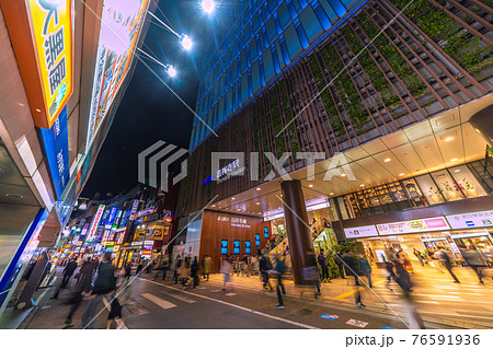 日本の東京都市景観　吉祥寺駅前などを望む(夜景）＝4月12日 76591936