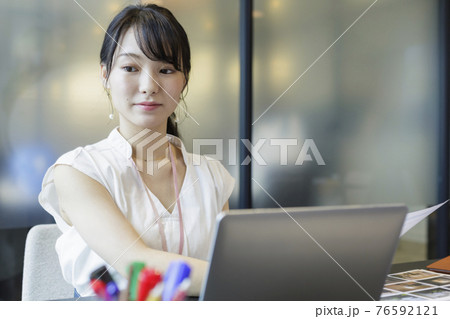 デスクワーク 女性 ビジネスシーン 76592121