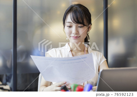 デスクワーク 女性 ビジネスシーン 76592123