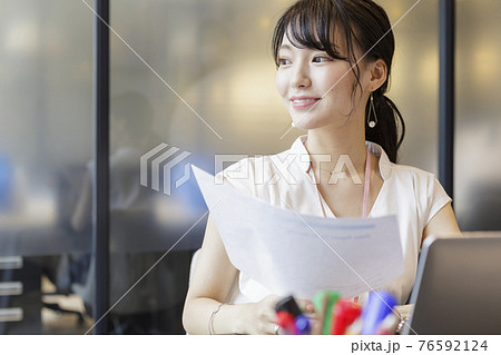 デスクワーク 女性 ビジネスシーン 76592124