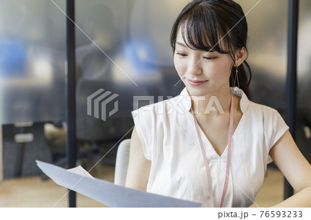 デスクワーク 女性 ビジネスシーン 76593233