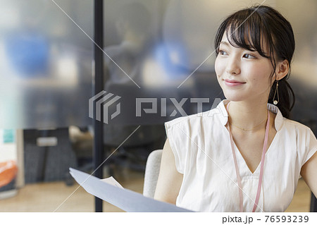 デスクワーク 女性 ビジネスシーン 76593239