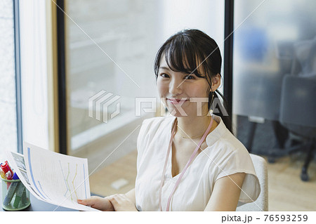 デスクワーク 女性 ビジネスシーン 76593259