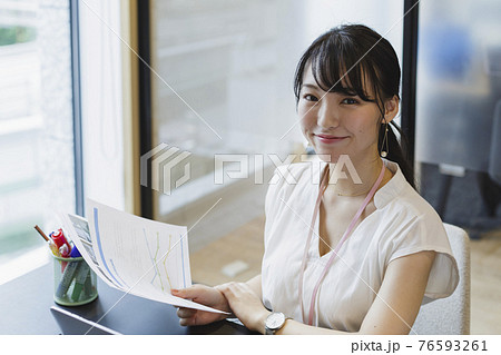 デスクワーク 女性 ビジネスシーン 76593261
