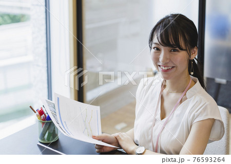 デスクワーク 女性 ビジネスシーン デスクワーク 女性 ビジネスシーン 76593264