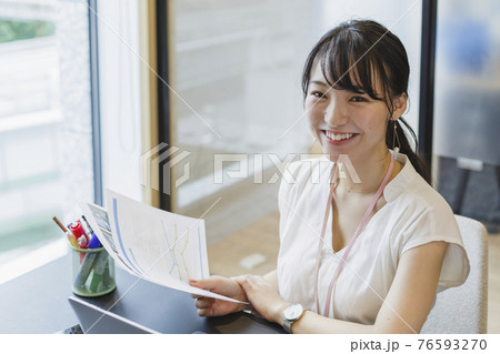 デスクワーク 女性 ビジネスシーン デスクワーク 女性 ビジネスシーン 76593270