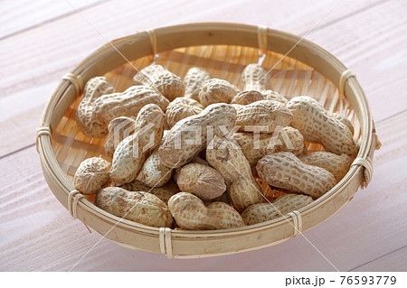 籠に盛られた落花生（品種おおまさり） 76593779