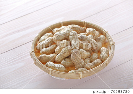 籠に盛られた落花生(品種おおまさり) 籠に盛られた落花生(品種おおまさり) 76593780