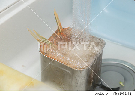 茹でたクルマエビをキッチンの水で冷やす 茹でたクルマエビをキッチンの水で冷やす 76594142