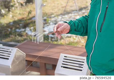 煙草を吸う男性の手元 煙草を吸う男性の手元 76594520