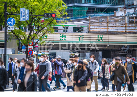 日本の東京都市景観 まん延防止初日。渋谷駅前は朝からいつもと変わらない人出＝4月12日、午前 76594952