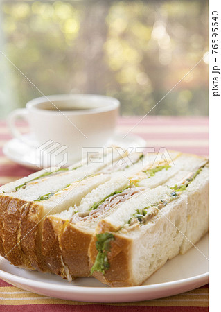 美味しいミックスサンドとコーヒー 美味しいミックスサンドとコーヒー 76595640