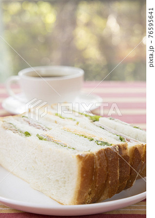 美味しいミックスサンドとコーヒー 76595641