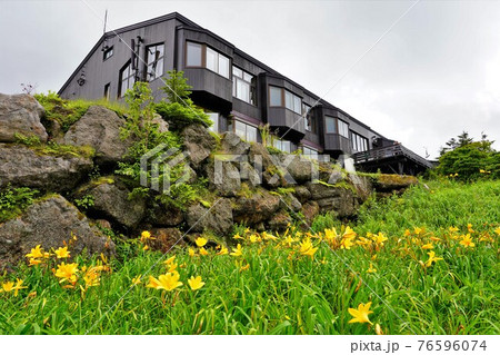 横手山頂ヒュッテとニッコウキスゲの花 横手山頂ヒュッテとニッコウキスゲの花 76596074