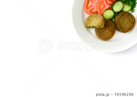 Grilled veggie hamburger with spinach and peas with salad 76596290