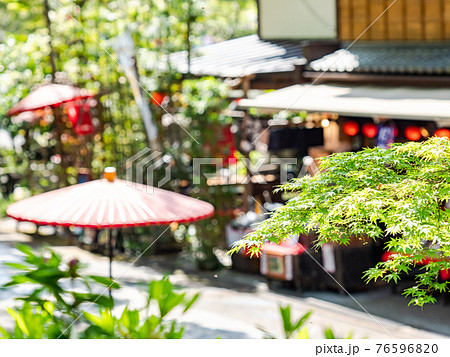 情緒豊かな春の門前町周辺の景色 新緑のモミジと茶屋の朝の風景の写真素材