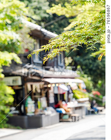 情緒豊かな春の門前町周辺の景色 新緑のモミジと茶屋の風景の写真素材 情緒豊かな春の門前町周辺の景色 新緑のモミジと茶屋の風景の写真素材