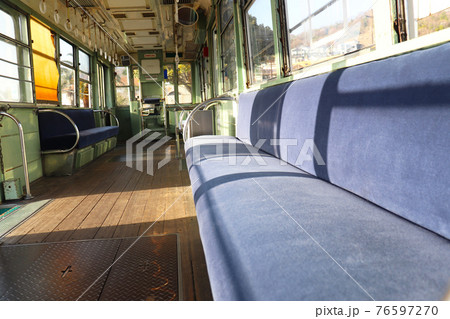 賃賃電車の車内 76597270